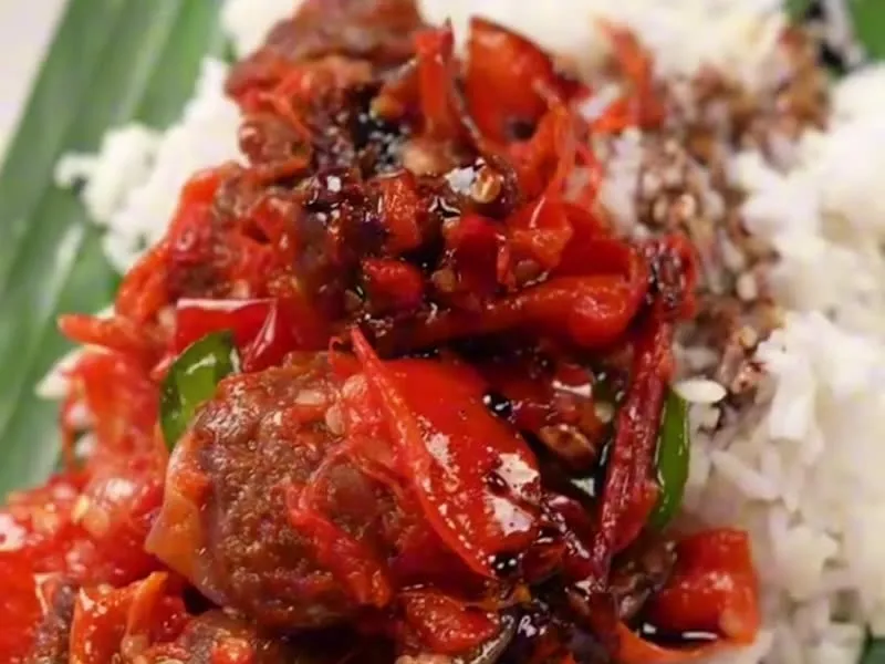 Daging masak hitam dalam kuali dengan kuah pekat