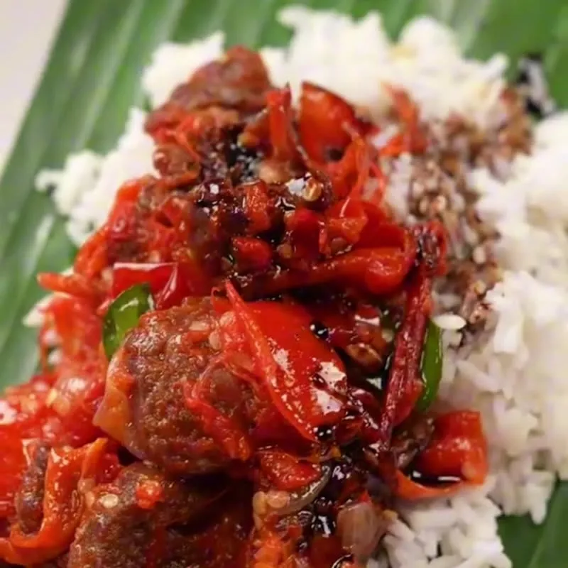 Daging masak hitam dalam kuali dengan kuah pekat
