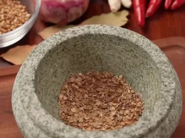 Bekas rempah tersusun di rak dapur